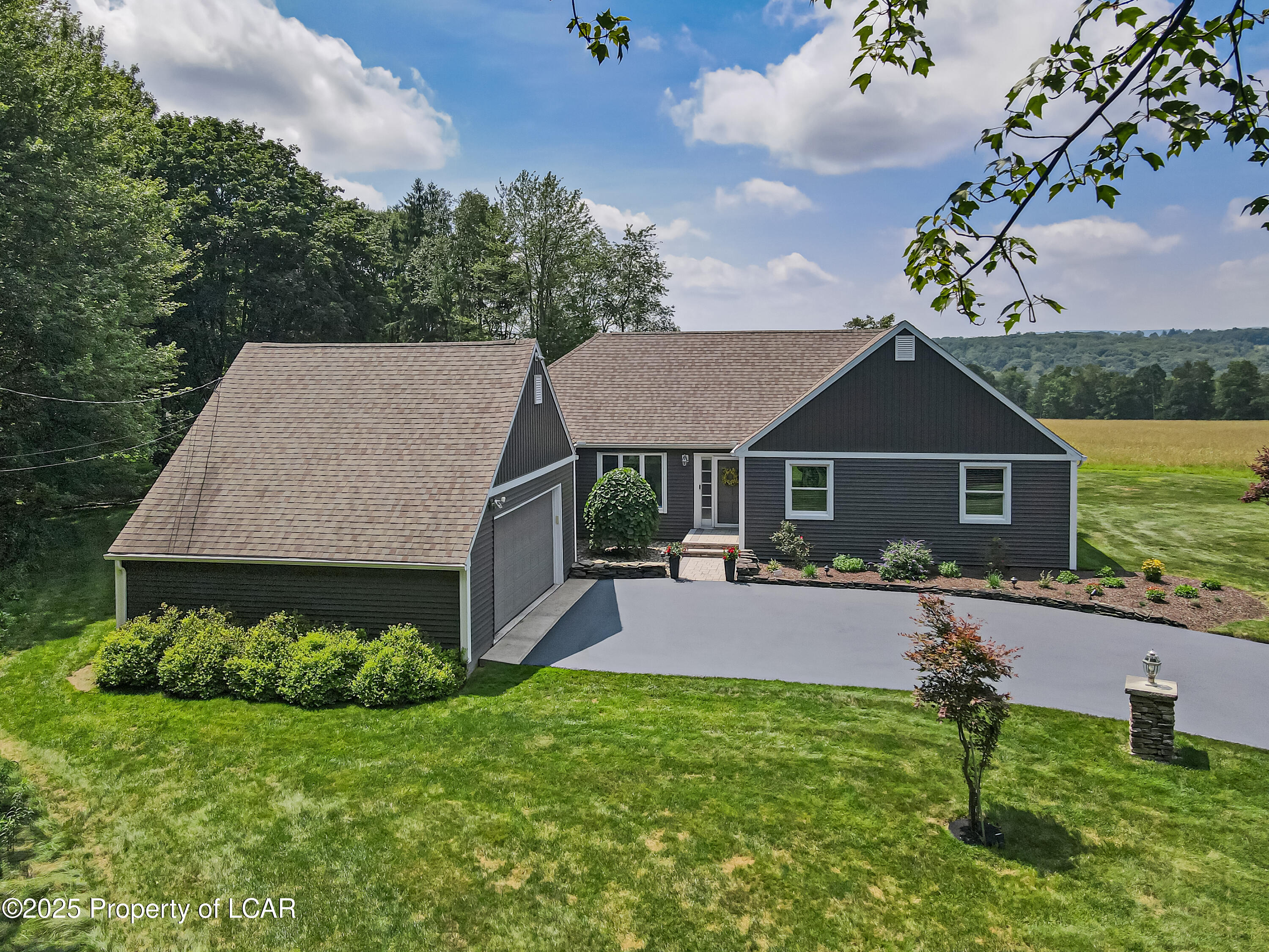 Dallas, Pennsylvania 18612, United States, 4 Bedrooms Bedrooms, ,2 BathroomsBathrooms,Residential,Pending,181194