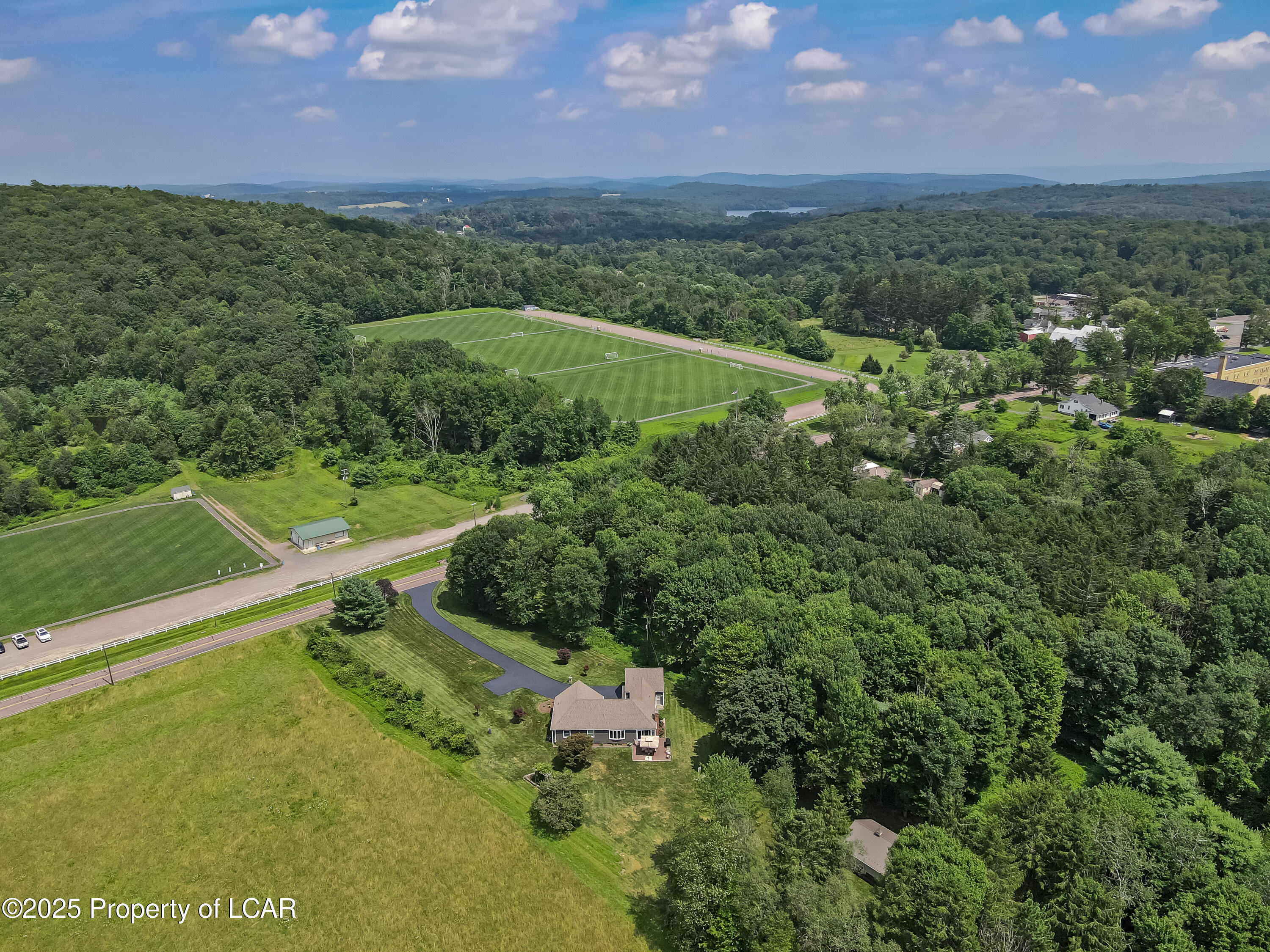 Dallas, Pennsylvania 18612, United States, 4 Bedrooms Bedrooms, ,2 BathroomsBathrooms,Residential,Pending,181194