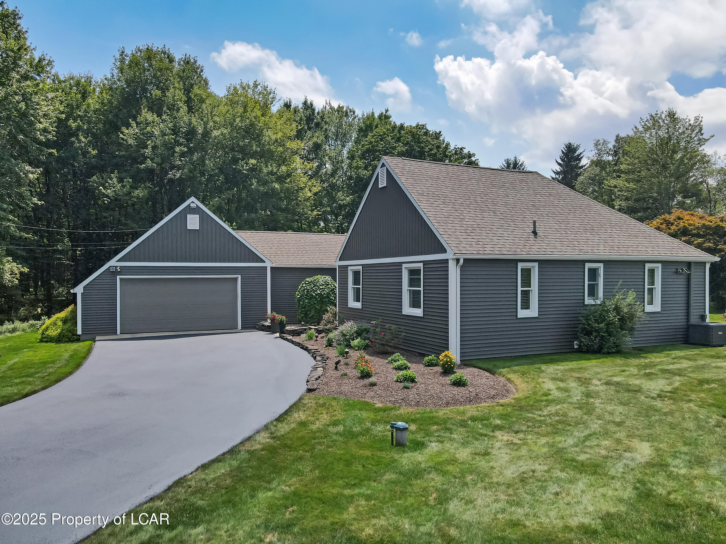 Dallas, Pennsylvania 18612, United States, 4 Bedrooms Bedrooms, ,2 BathroomsBathrooms,Residential,Pending,181194