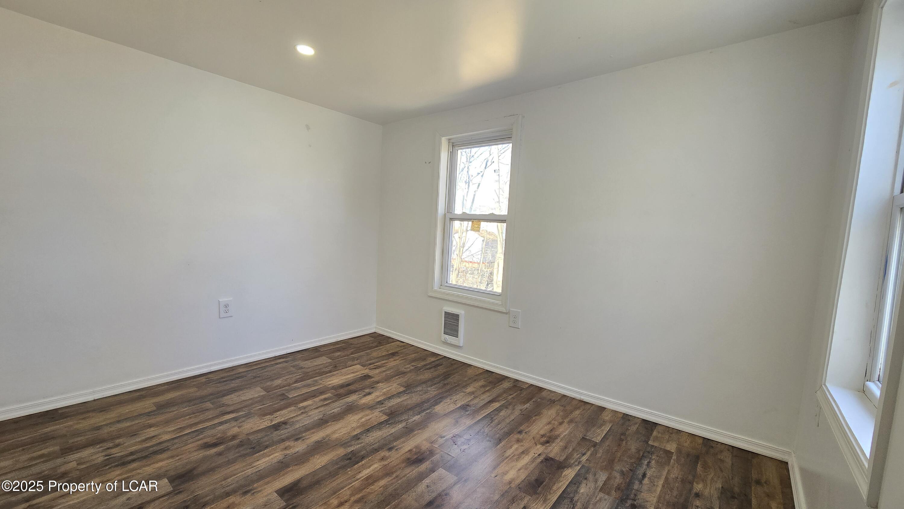 Scranton, Pennsylvania 18505, United States, 6 Bedrooms Bedrooms, ,2 BathroomsBathrooms,Residential,Active,88314