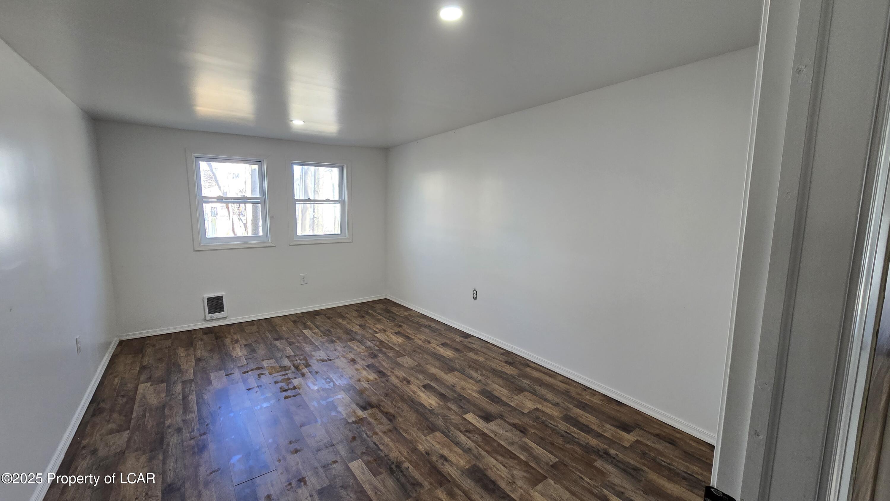 Scranton, Pennsylvania 18505, United States, 6 Bedrooms Bedrooms, ,2 BathroomsBathrooms,Residential,Active,88314