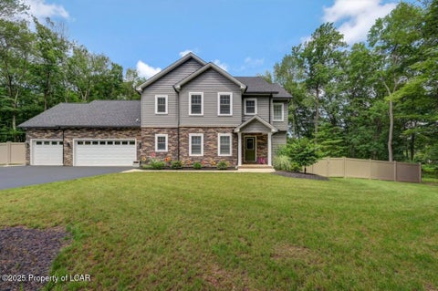 Homes For Sale - 330 Deer Run Drive<br/> Mountain Top, PA 18707