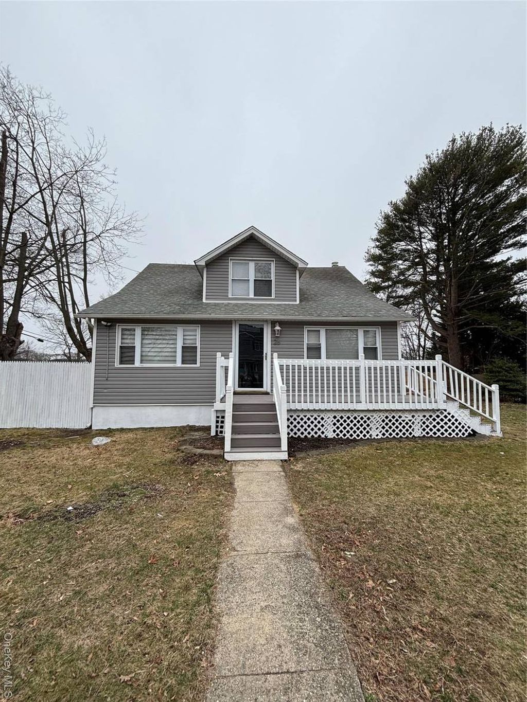 Photo of 26 Roslyn Street, Islip Terrace, NY 11752 (MLS # 11684508)