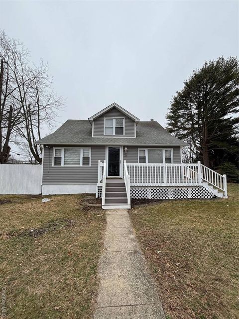 Photo of 26 Roslyn Street, Islip Terrace, NY 11752 (MLS # 11684508)