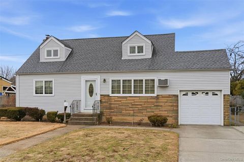 Photo of 14 Starlight Court, West Babylon, NY 11704 (MLS # 11632757)