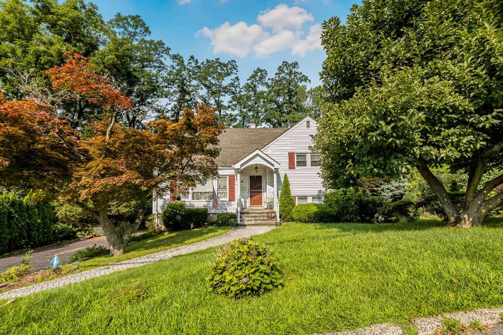 Photo of 33 Dexter Rd, Yonkers, NY 10710 (MLS # 11929340)
