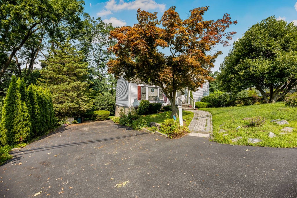 Photo of 33 Dexter Rd, Yonkers, NY 10710 (MLS # 11929340)