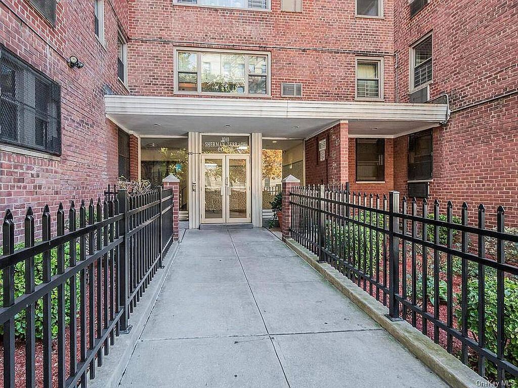 Photo of 1010 Sherman Avenue #2D, Bronx, NY 10456 (MLS # 11587977)