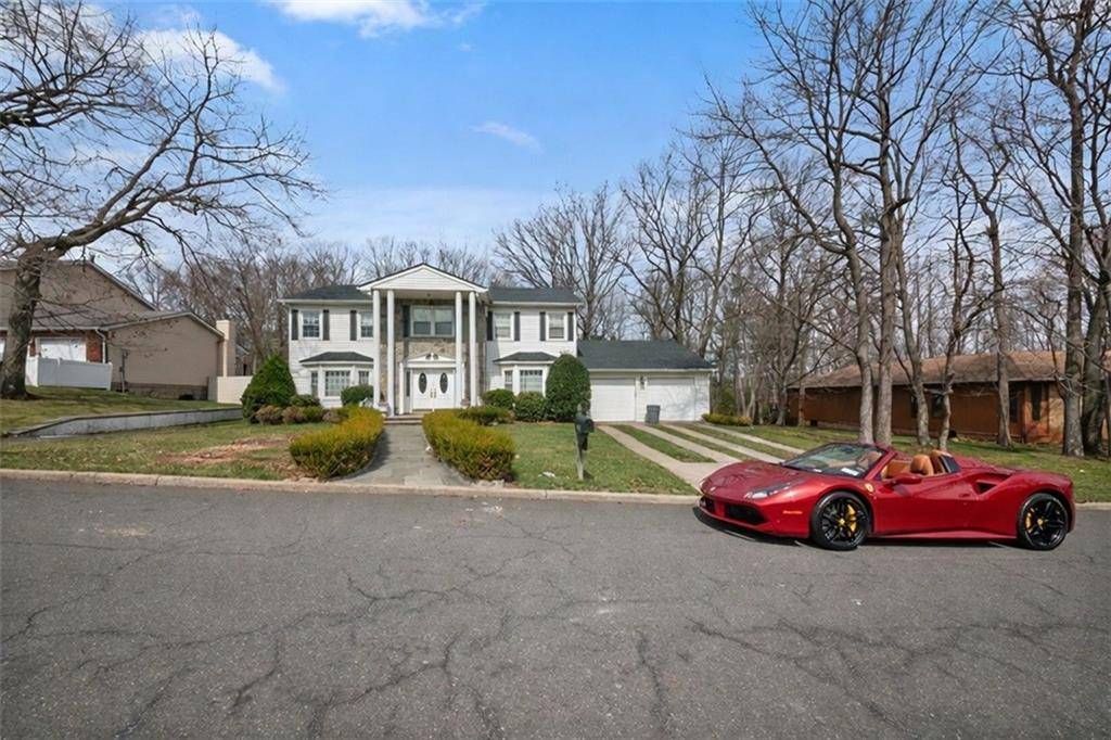 Photo of 333 Boscombe Ave, Staten Island, NY 10309 (MLS # 11682581)