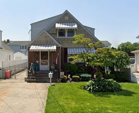 Photo of 351 Pennsylvania Ave, Mineola, NY 11501 (MLS # 11668310)