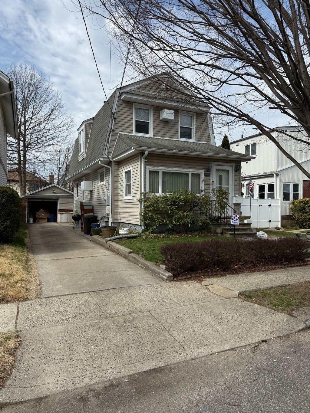Photo of 104 barwick St, Floral Park, NY 11001 (MLS # 11684341)