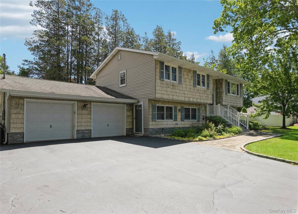 Photo of 115 Clarendon Road, Ronkonkoma, NY 11779 (MLS # 11864778)
