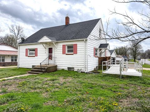 Photo of 401 E 4th St, Salisbury, MO 65281 (MLS # 11695100)