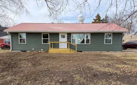 Photo of 200 W Birch St, Keytesville, MO 65261 (MLS # 11658584)