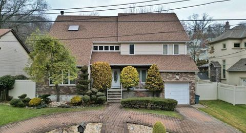 Photo of 439 Saint Andrews Rd, Staten Island, NY 10306 (MLS # 11692481)