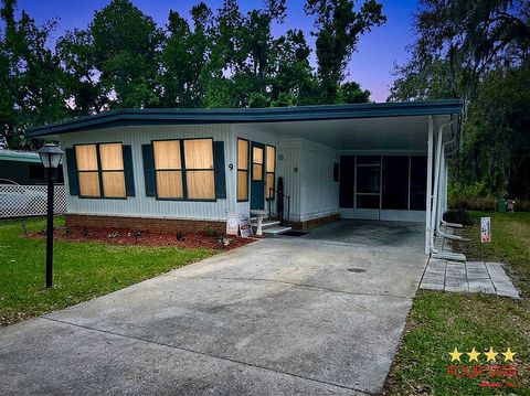 Photo of 9 Kings Blvd, Leesburg, FL 34748 (MLS # 11686155)