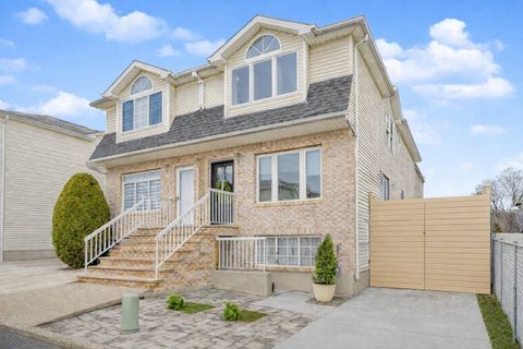 Photo of 170 Darnell Lane, Staten Island, NY 10309 (MLS # 11675659)