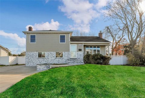 Photo of 2 Walnut Drive, Syosset, NY 11791 (MLS # 11612272)