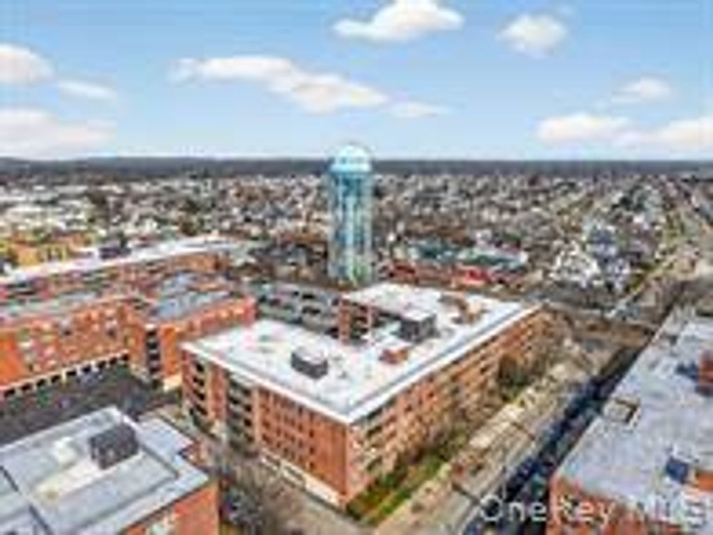 Photo of 100 Clinton Ave #4R, Mineola, NY 11501 (MLS # 11741673)