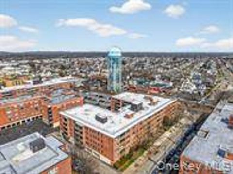 Photo of 100 Clinton Ave #4R, Mineola, NY 11501 (MLS # 11741673)