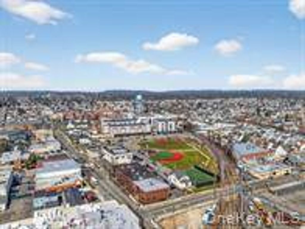 Photo of 100 Clinton Ave #4R, Mineola, NY 11501 (MLS # 11741673)