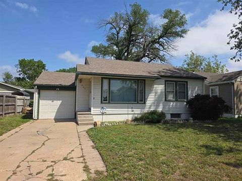 Photo of 202 W 25th Ave, Hutchinson, KS 67502 (MLS # 11738149)