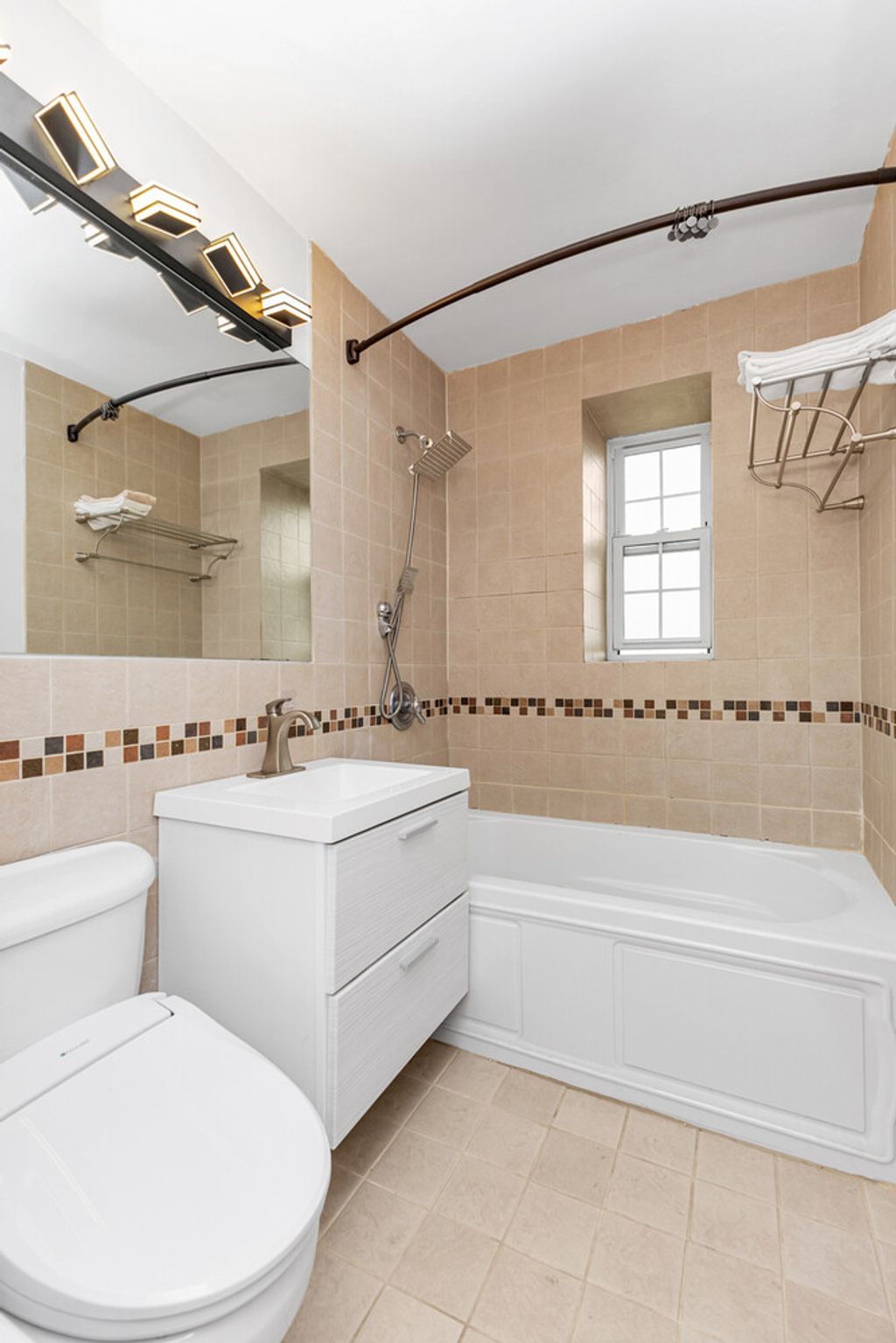 Photo of 139 -09 84th Dr #605, Queens, NY 11435 (MLS # 11775580)