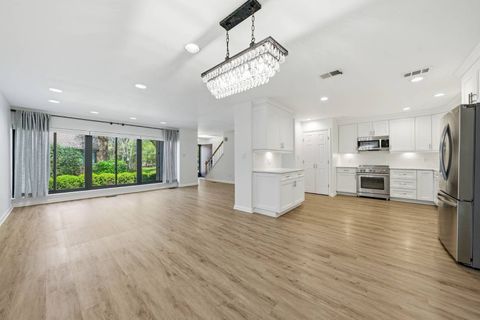 Photo of 25 Spring Hollow, Roslyn, NY 11576 (MLS # 11739113)