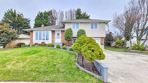 Photo of 2 kent Pl, Plainview, NY 11803 (MLS # 11685629)