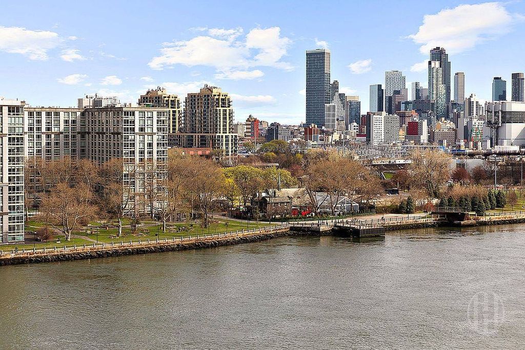 Photo of 45 East End Avenue #3J, New York, NY 10028 (MLS # 11636849)