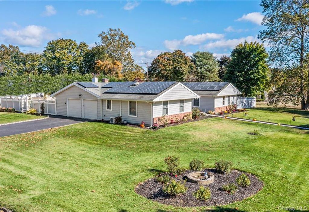 Photo of 11 N Dr, Stony Brook, NY 11790 (MLS # 11655342)