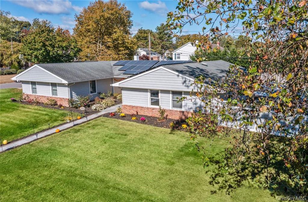 Photo of 11 N Dr, Stony Brook, NY 11790 (MLS # 11655342)