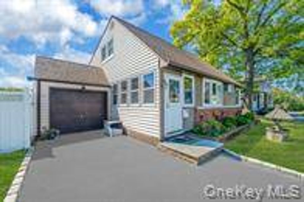 Photo of 508 Davis St, North Babylon, NY 11703 (MLS # 11774531)