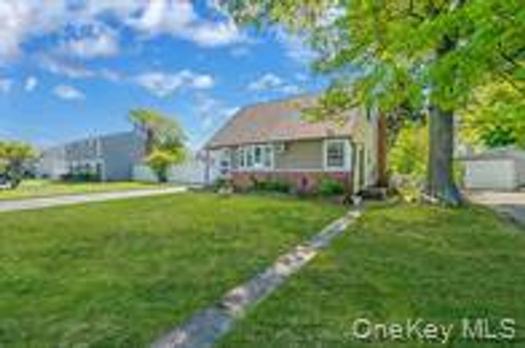 Photo of 508 Davis St, North Babylon, NY 11703 (MLS # 11774531)