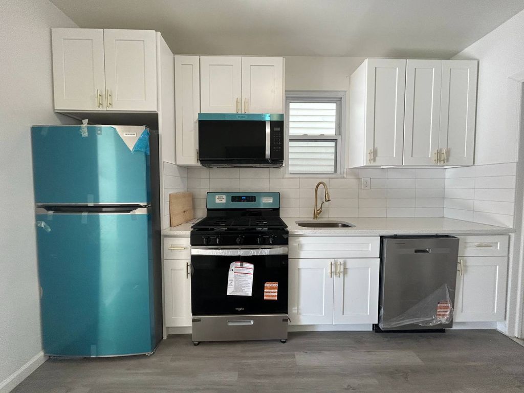 Photo of 681 Rhinelander Ave #1, Bronx, NY 10462 (MLS # 11638821)