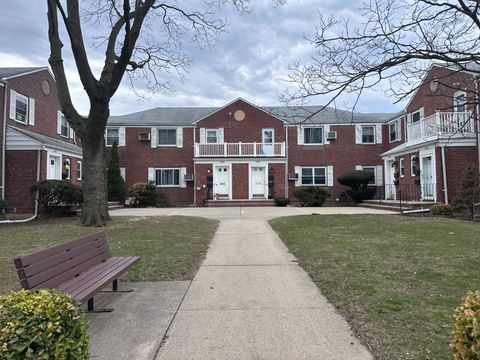 Photo of 25555 75th Ave #GV31, Glen Oaks, NY 11004 (MLS # 11672493)