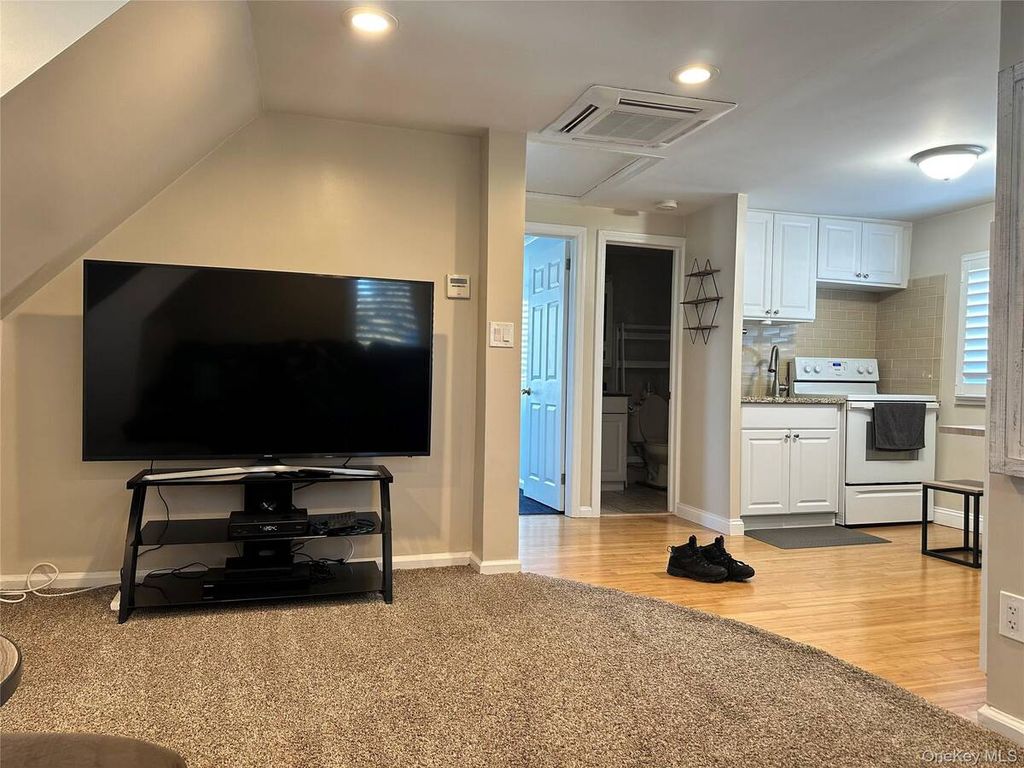 Photo of 12 Bunnell Place, West Babylon, NY 11704 (MLS # 11655341)