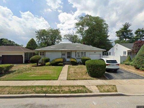 Photo of 932 Dana Ave, Valley Stream, NY 11580 (MLS # 11742610)