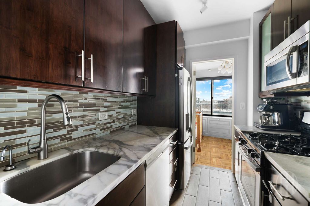 Photo of 45 East End Avenue #3B, New York, NY 10028 (MLS # 11654975)