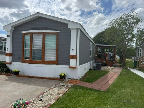 Photo of 88 Oak Ridge, Manvel, TX 77578 (MLS # 11732707)