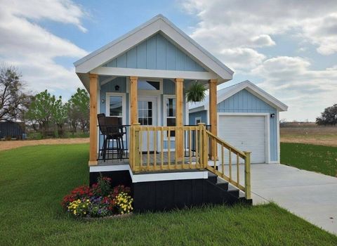 Photo of 6005 Axton Ave, Granbury, TX 76049 (MLS # 11777734)