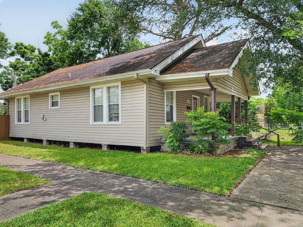 Photo of 1290 Hazel Ave, Beaumont, TX 77701 (MLS # 11742168)