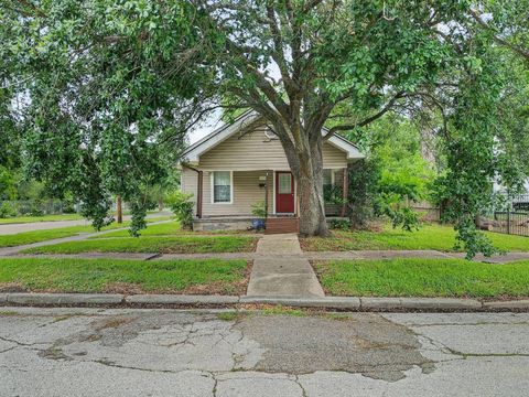 Photo of 1290 Hazel Ave, Beaumont, TX 77701 (MLS # 11742168)