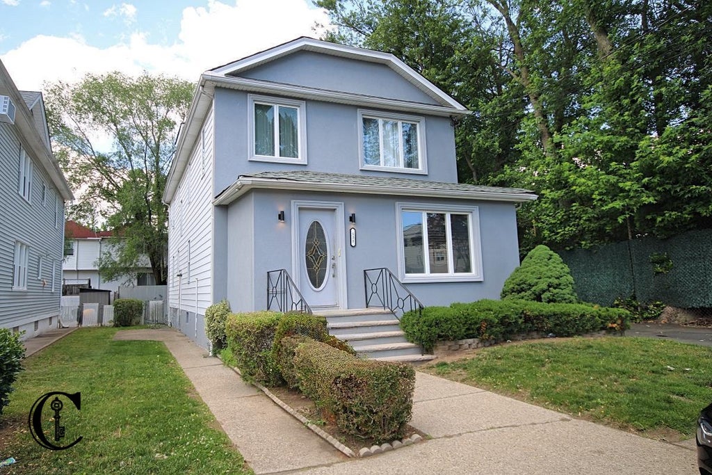 Photo of 131 Cedarview Ave, Staten Island, NY 10306 (MLS # 11792836)