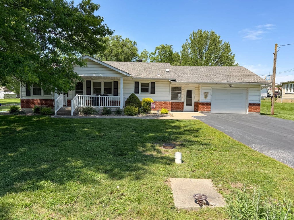 Photo of 310 W 4th St, Salisbury, MO 65281 (MLS # 11855591)