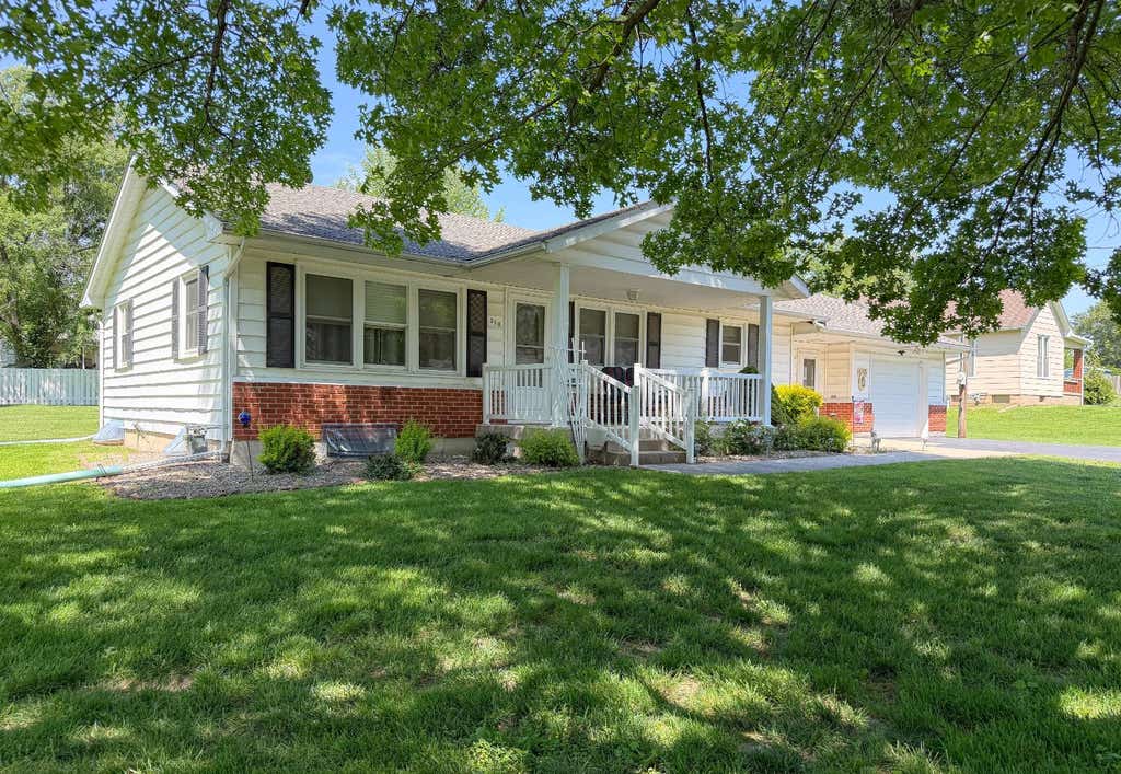Photo of 310 W 4th St, Salisbury, MO 65281 (MLS # 11855591)