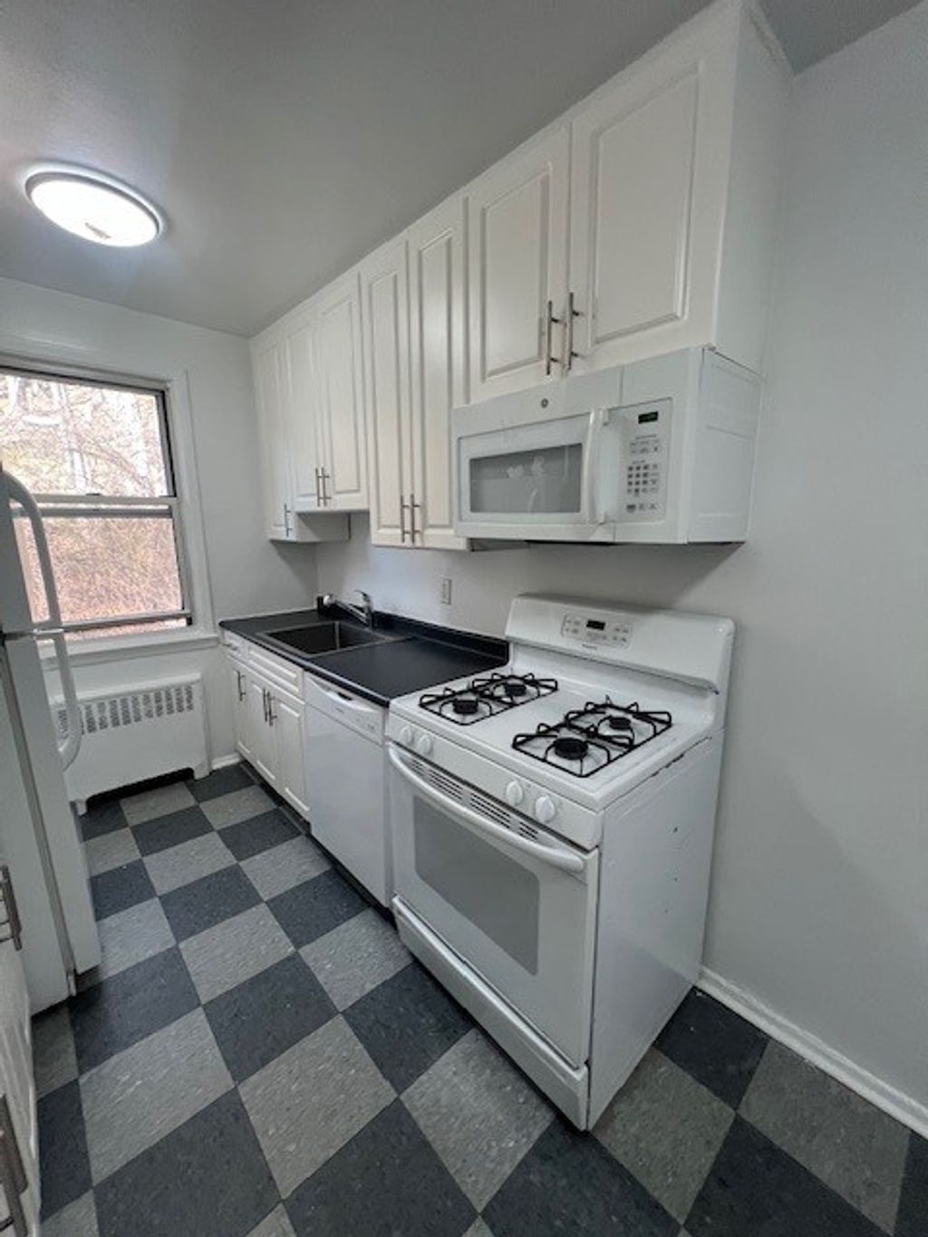 Photo of 157 White Plains Rd #31B, Tarrytown, NY 10591 (MLS # 11682777)