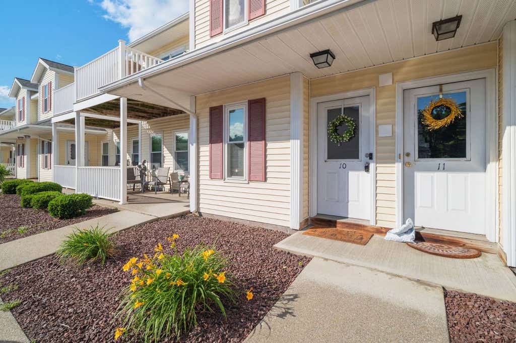 Photo of 1710 Cambridge Manor Drive, Schenectady, NY 12302 (MLS # 11852305)