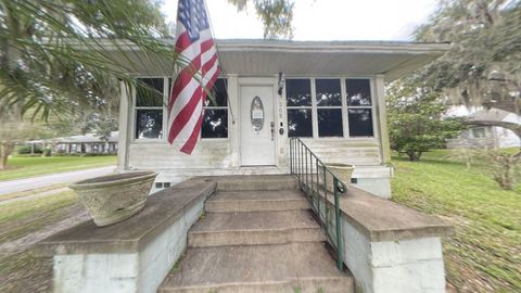 Photo of 305 Lakeside Ave, Umatilla, FL 32784 (MLS # 11638710)