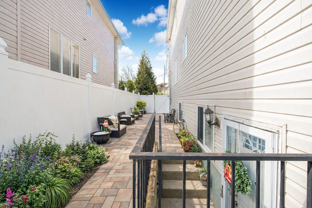 Photo of 243 Carteret St, Staten Island, NY 10307 (MLS # 11652001)